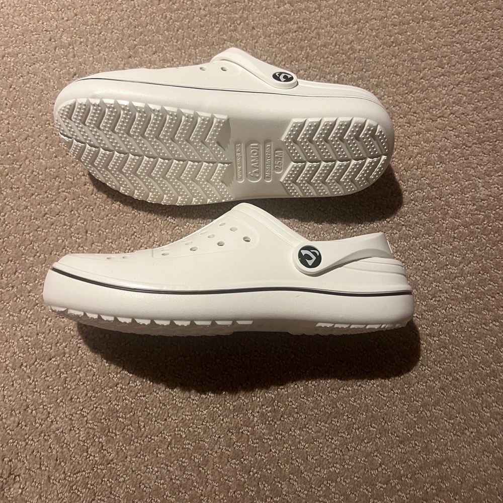 Amoji brand White Slip-On garden shoes. Unisex. Never worn. Size 8.5